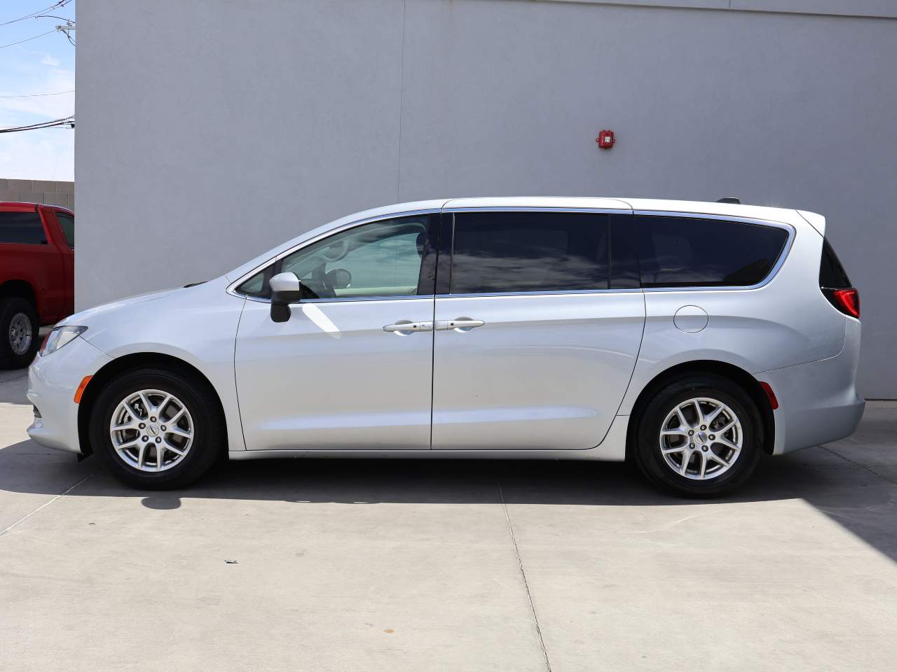 2023 Chrysler Voyager LX