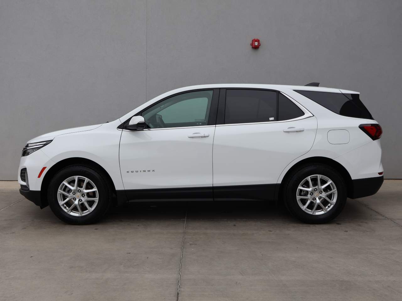 2024 Chevrolet Equinox LT photo 2
