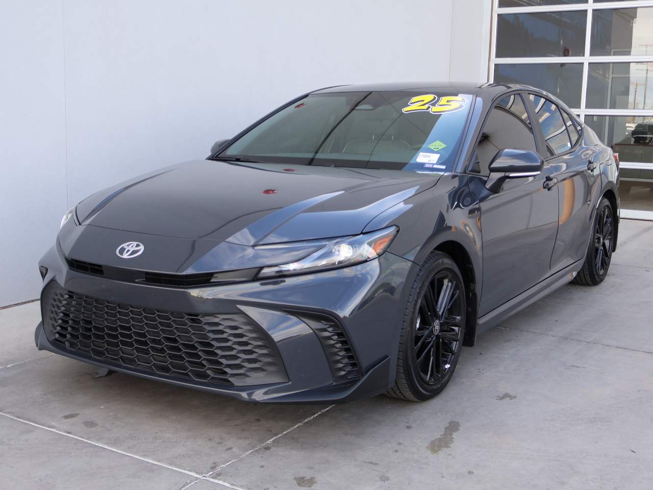 2025 Toyota Camry SE's photo