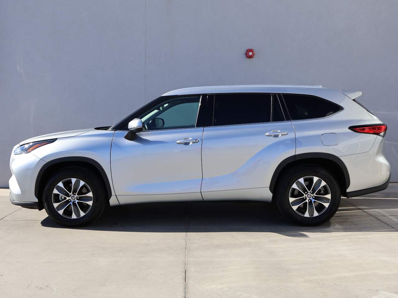 2022 Toyota Highlander XLE photo 2
