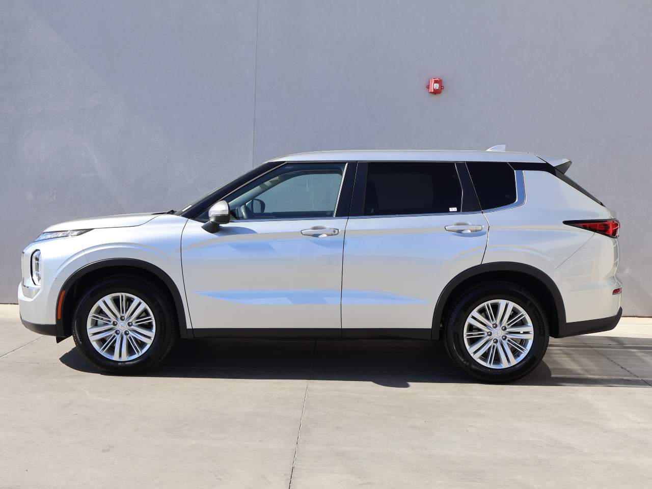 2024 Mitsubishi Outlander ES