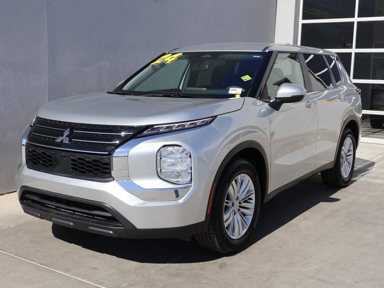 2024 Mitsubishi Outlander ES 2WD's photo