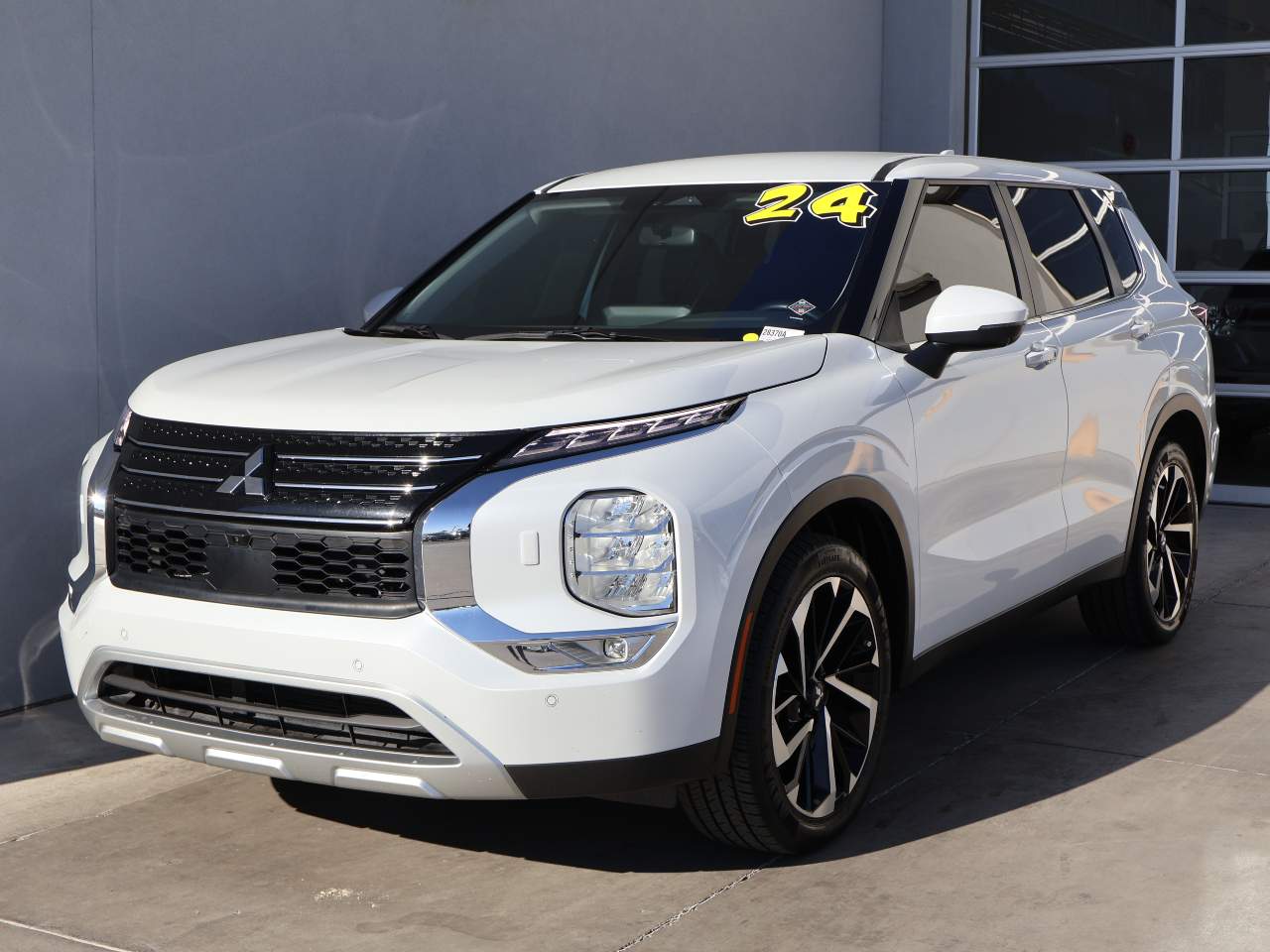 2024 Mitsubishi Outlander SE